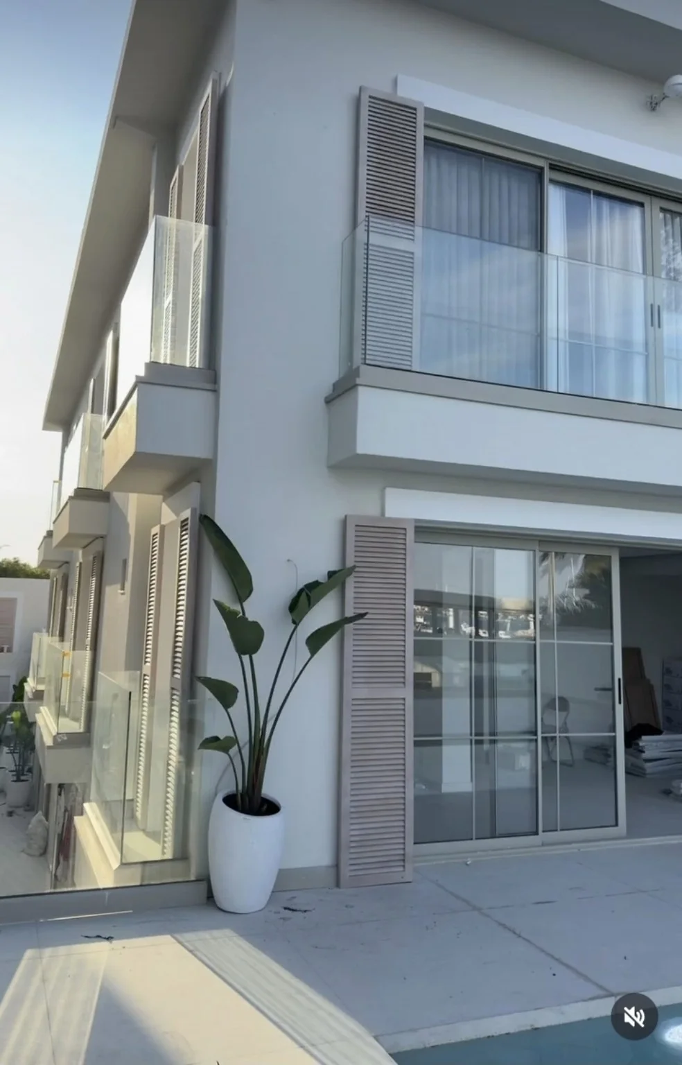 Hojas altas de contraventana de madera en fachada moderna