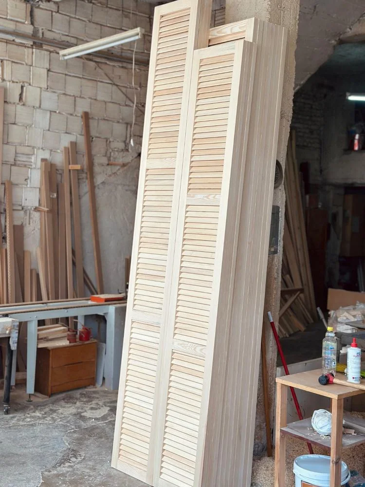 Fabricación de contraventana de madera de dos secciones