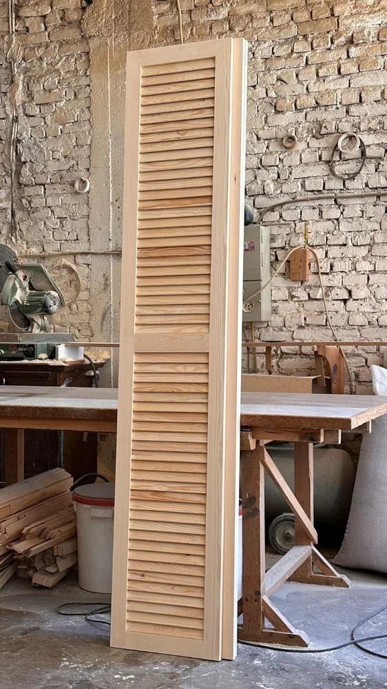 Contraventana de madera de gran altura fabricada a medida