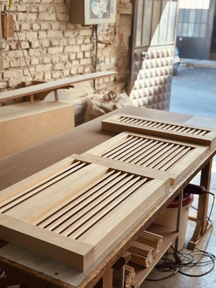 Fabricación de contraventanas de madera en taller